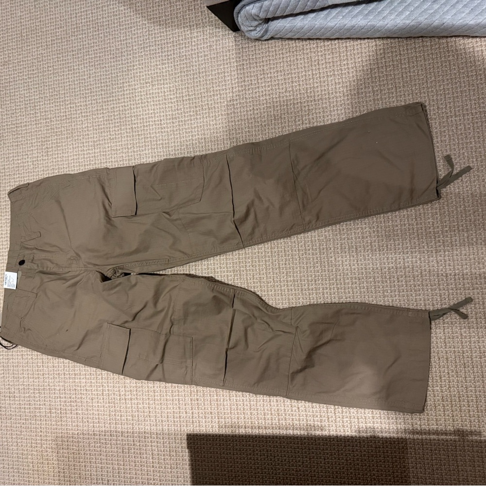 Carhartt Tan Cargo Pants for Versatile Style
